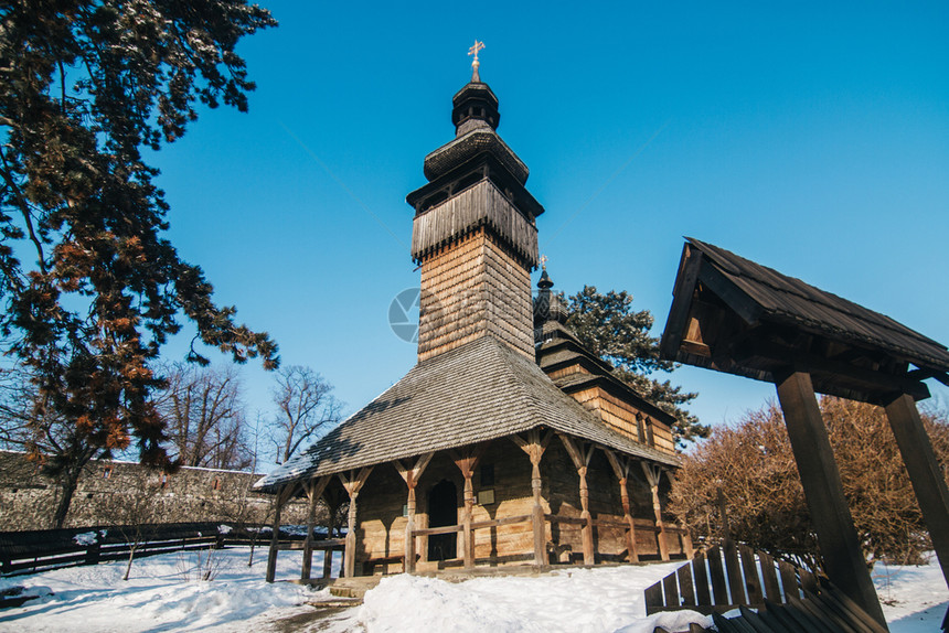 乌克兰Uzhgorod的Wooden正统传老的天空木制图片