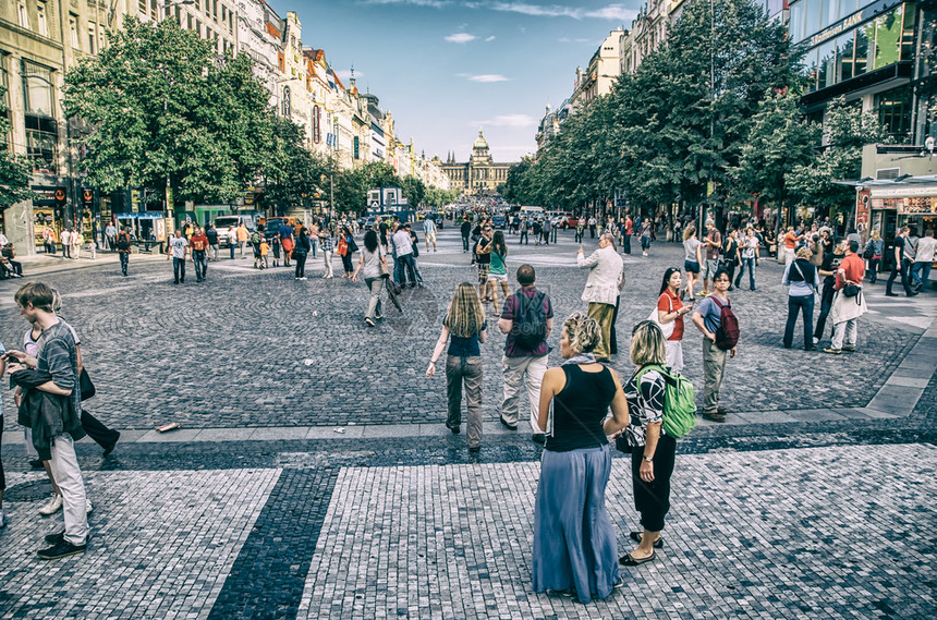 CZECHRepublic201年7月布拉格在阳光明媚的一天参观城市街道的游客每年吸引70万游客桥建筑学图片