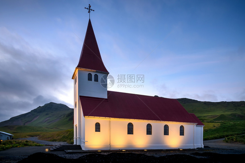 爬坡道晚上的Mirdal教堂欧洲冰岛风景北极草图片