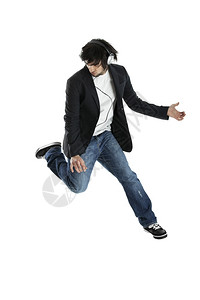 霹雳舞现代青年男子跳过白色背景耳机传单图片