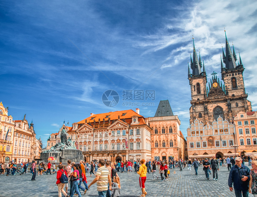 欧洲河CZECHRepublic201年7月布拉格在阳光明媚的一天参观城市街道的游客每年吸引70万游客景观图片