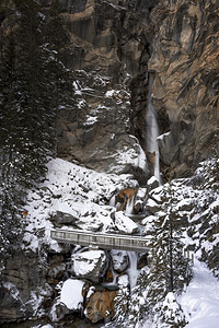 冬天瀑布法国徒步旅行雪域景观背是桥和瀑布冰川设计图片