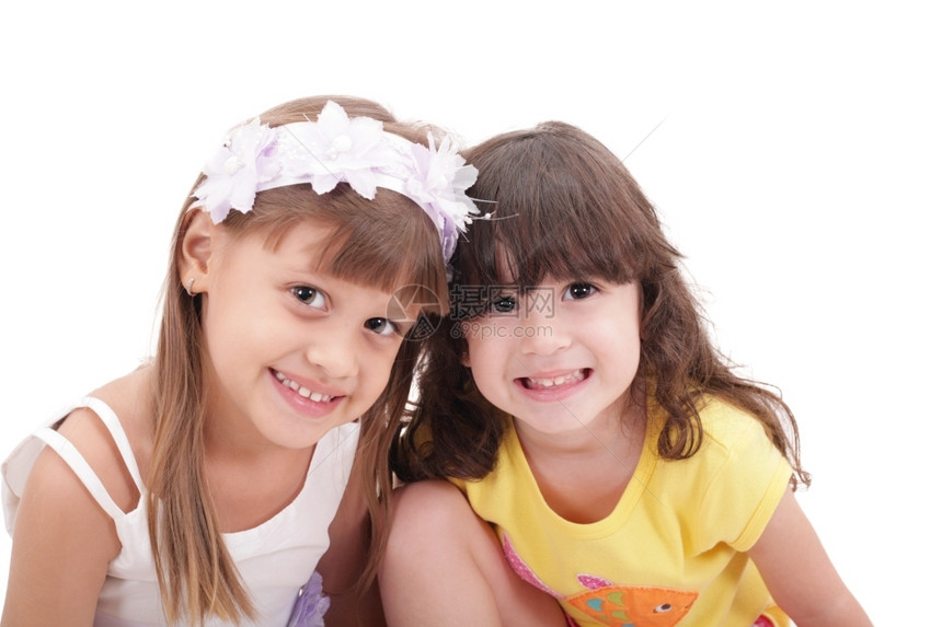 两个小女孩孤立在白色之上闺蜜微笑友好图片