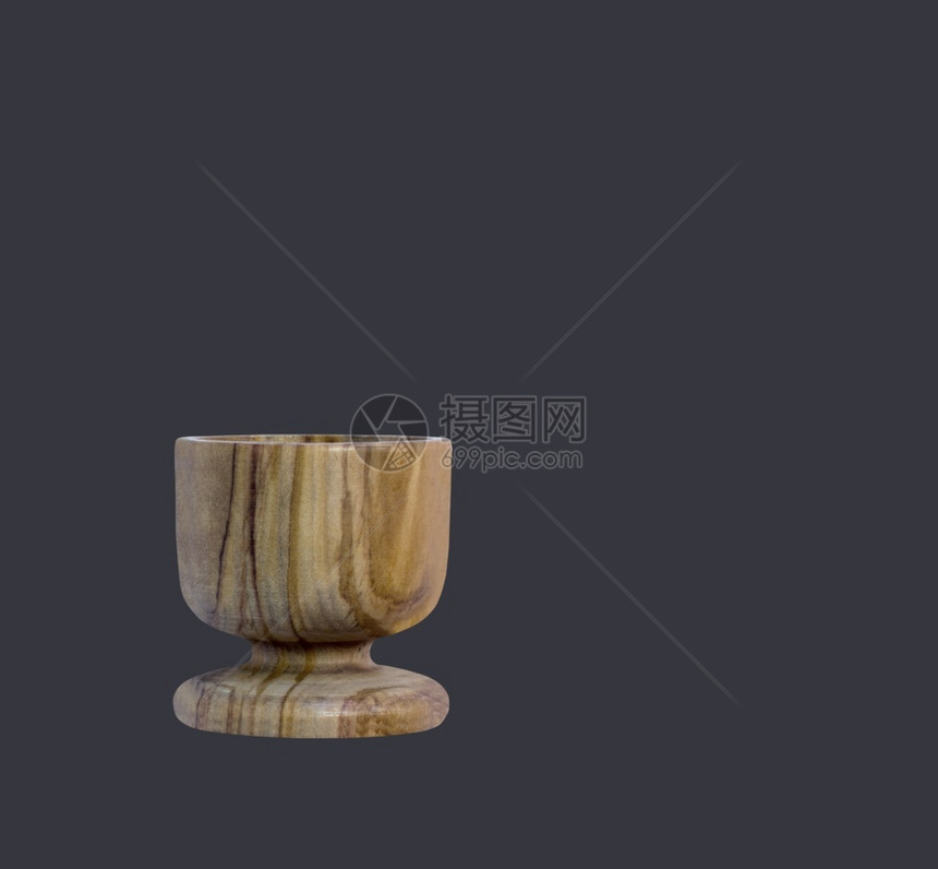 圆形的杯子欧洲近视橄榄木鸡蛋杯在适合设计要素的暗底背景上隔离图片