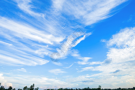 高的白色蓝天空背景纹理有白云多的图片