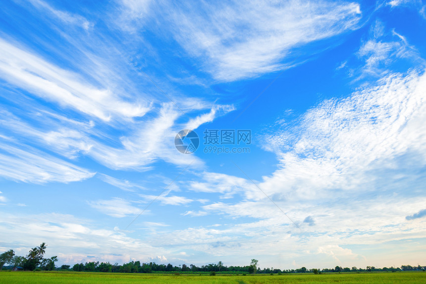 场景自由蓝天空背景纹理有白云旅行图片