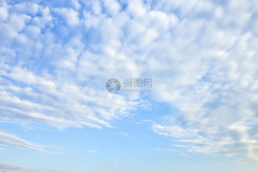 田园诗般的气象清除蓝天空背景纹理有白云图片