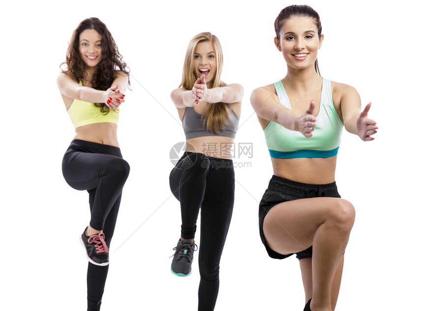 女平衡兴奋的3个美丽运动女孩进行分组操练的肖像图片