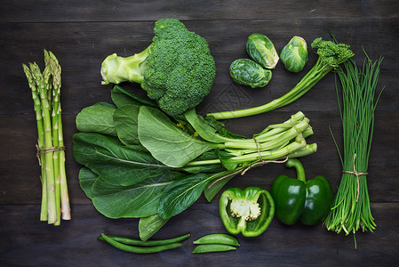 黑色木制旧板上的新鲜绿色有机蔬菜Top视图收成健康牛油果图片