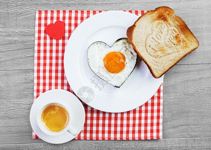 心形煎鸡蛋和烤面包图片