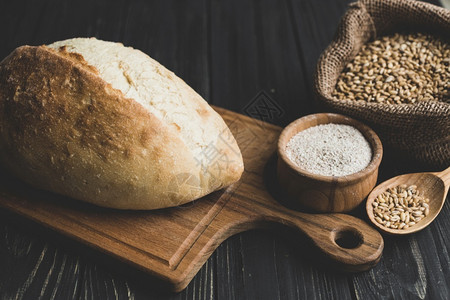 健康成分面包粉黑色的烤包机传统图片