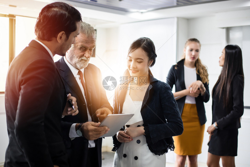 人们专业的在会议室使用讨论工作构想平板的商业人民集团在会议室中使用平板合作图片