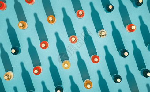 包装有金属盖的多瓶苏打玻璃的最顶部景象这些瓶子站在绿蓝底上啤酒瓶各种颜色有长阴影回声饮料瓶概念起泡苏打水背景图片