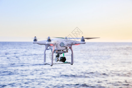 海洋无人机在上岸飞行的白色无人驾驶飞机受欢迎的图片