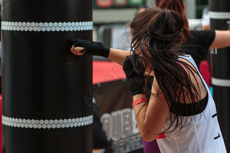 打拳击健身的年轻女子图片