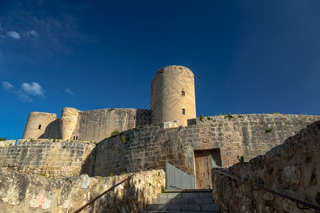 哥特帕尔马据点棕榈岛贝尔弗城堡14世纪为马赫卡国王詹姆斯二世建造是欧洲贝尔佛城堡PalmadeMallorca的少数圆环之一背景图片