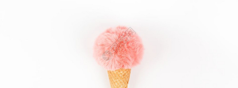 质地冰淇淋华夫饼锥壳中珊瑚彩色毛皮球白背景空间的复制版面以最微小的风格呈现在创世最高视野上概念女博客社交媒体有阴影的自然光胡扯粉背景图片
