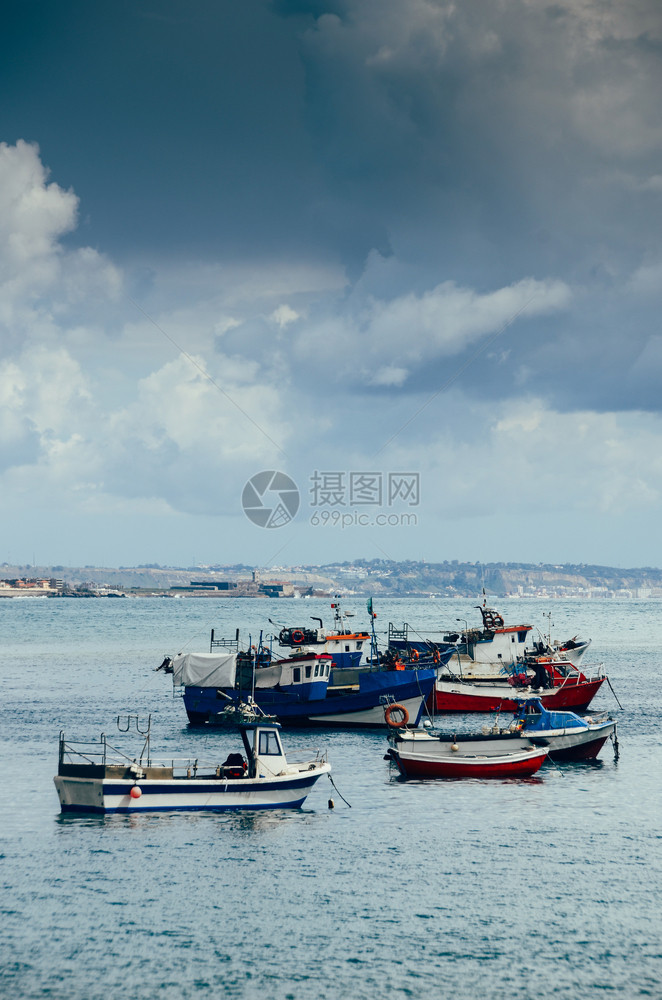 钓鱼港口航海的漂浮在卡斯伊鱼港的渔船葡萄牙漂浮在卡斯伊鱼港的渔船图片