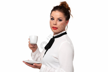 成人商业衬衫美丽的女商人手里握着一杯咖啡在白酒园上享受咖啡的口味和风图片