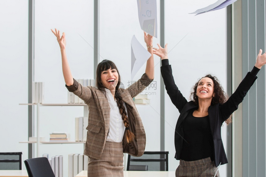 工作文件青年女商人在办公室业成功就方面高兴的年轻妇女有创造力的图片