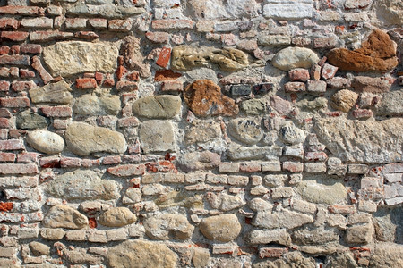 坚硬的中世纪堡垒上古老石头和红砖墙有质感的棕色图片