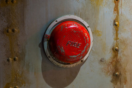 典型的旧警报系统潜艇墙上的古老火警报铃声钟航海的图片