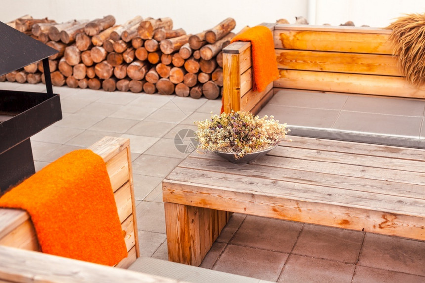 清楚的室内外餐馆露台用扫描型木家具装有制符合生态友好的真人设计外部植物图片