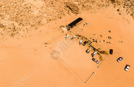 墙尘土飞扬以无人驾驶机在瓦迪鲁姆附近约旦沙漠的劳伦斯泉空中观察攀登图片