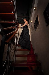 美丽在豪华房的楼梯上优质室内图片