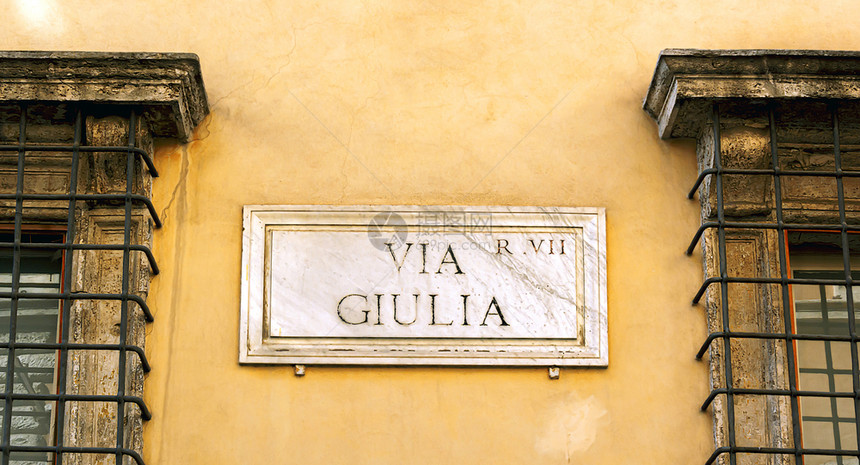 罗马的在一个古老的大理石标志中指明了ViaGiulia的地址意大利语质图片