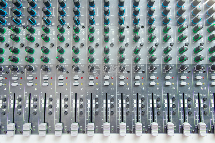 声音组合器控制面板顶视图声音控制器按钮以调整音量收机数字的乐会图片