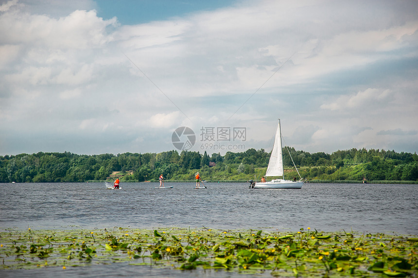 仰卧起坐在河流中划SUP维斯图拉河中划SUP的人在河中划SUP闲暇夹克图片