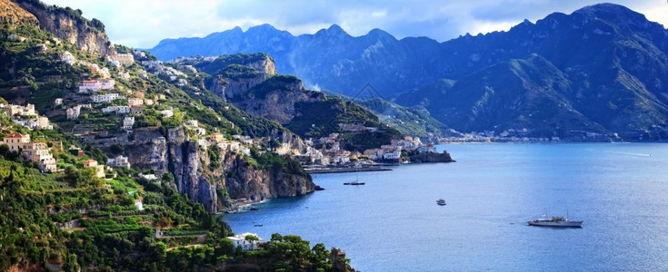 景观海滩美丽的Amalfi意大利海岸的景象远图片