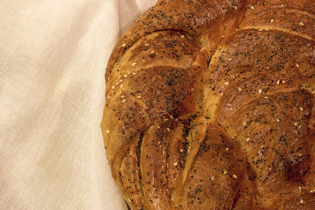 白布上新鲜烤熟的面包卷饼一部分全麦传统的假期图片