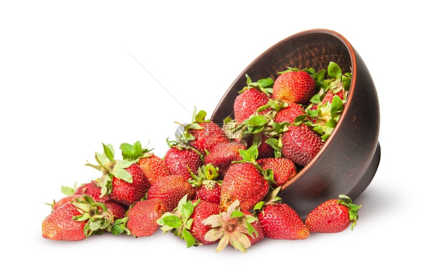 甜的夏天在一个用白色背景隔绝的陶瓷碗中撒出成熟多汁的草莓吃图片
