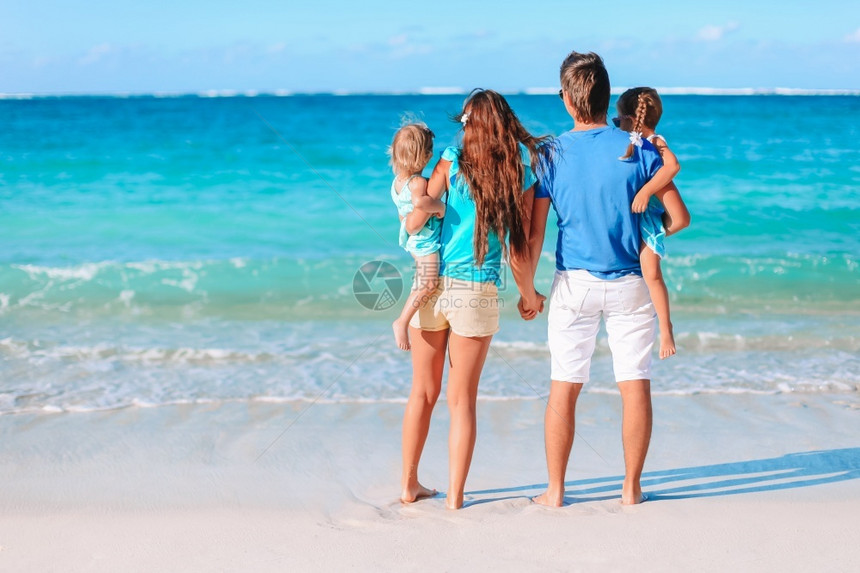 在海边度假的夫妇家庭图片