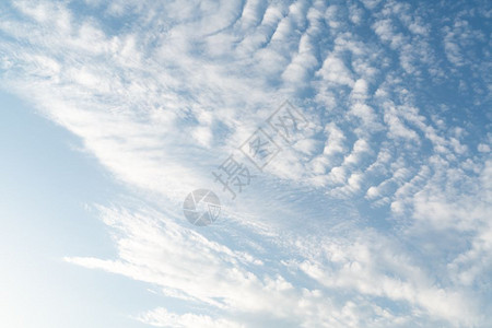 天气自由清除蓝色天空背景下的白色软云纹理背景图片