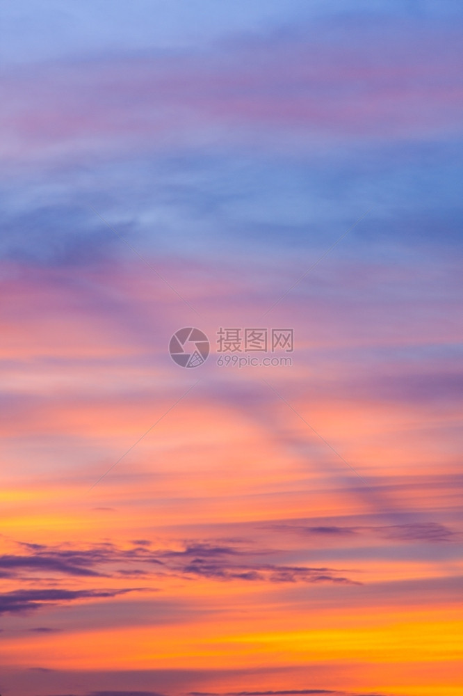 户外浪漫的黎明天空与云和日晒以作为背景被用图片