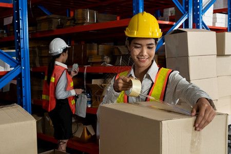 航运在仓库工作的女人物流供应链和仓库业务概念在仓库工作的女人士在职的图片