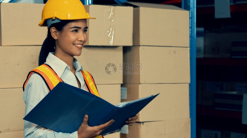 行业在仓库工作的女人物流供应链和仓库业务概念在仓库工作的女人托盘盒子图片