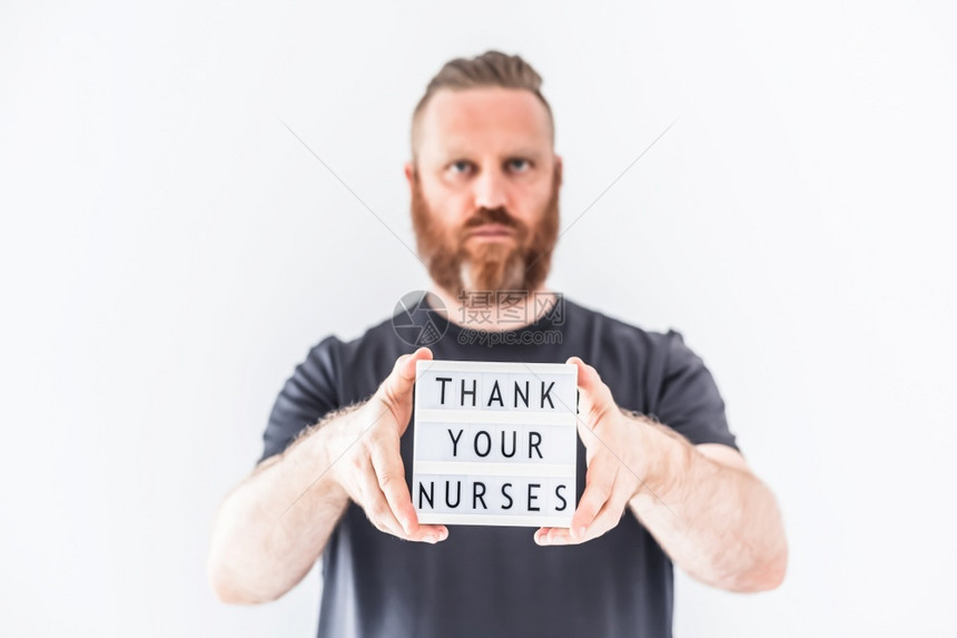 木板男人手拿着灯箱谢护士感在科罗纳COVID19流行期间在医院工作的生护士和疗人员谢护士们感在科罗纳COVID19中工作的医生护图片