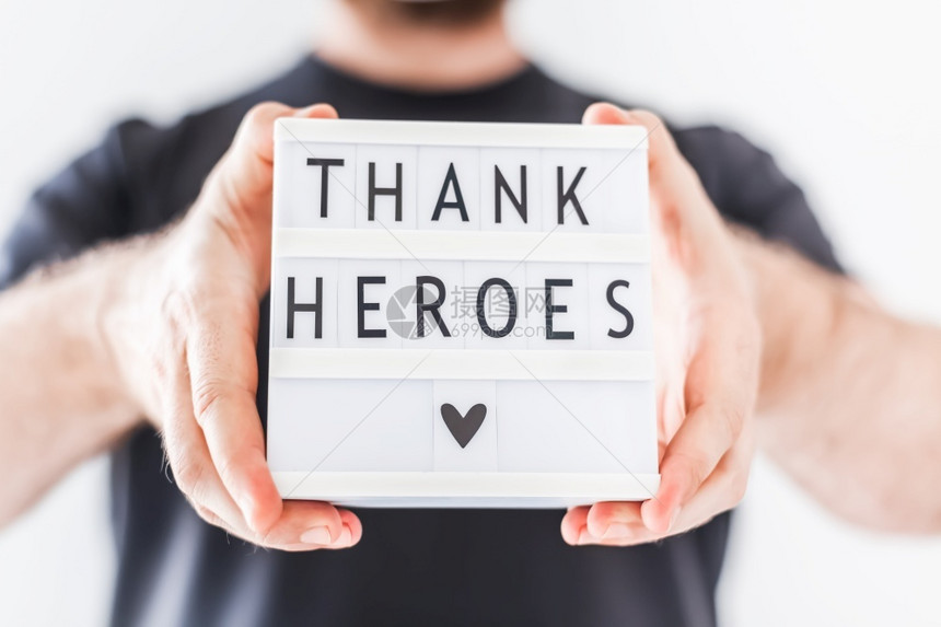 谢木板新冠人手拿着光箱和感谢英雄的短信感谢在科罗纳COVID19流行期间在医院工作的生护士和疗人员CVID19图片