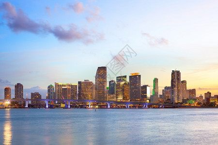 美国佛罗里达州迈阿密市中心的黄昏天线日落灯路图片
