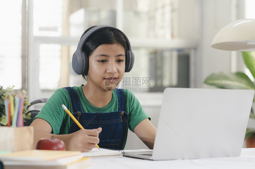 认真学习的小学生图片