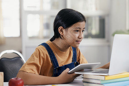 认真学习的小学生图片