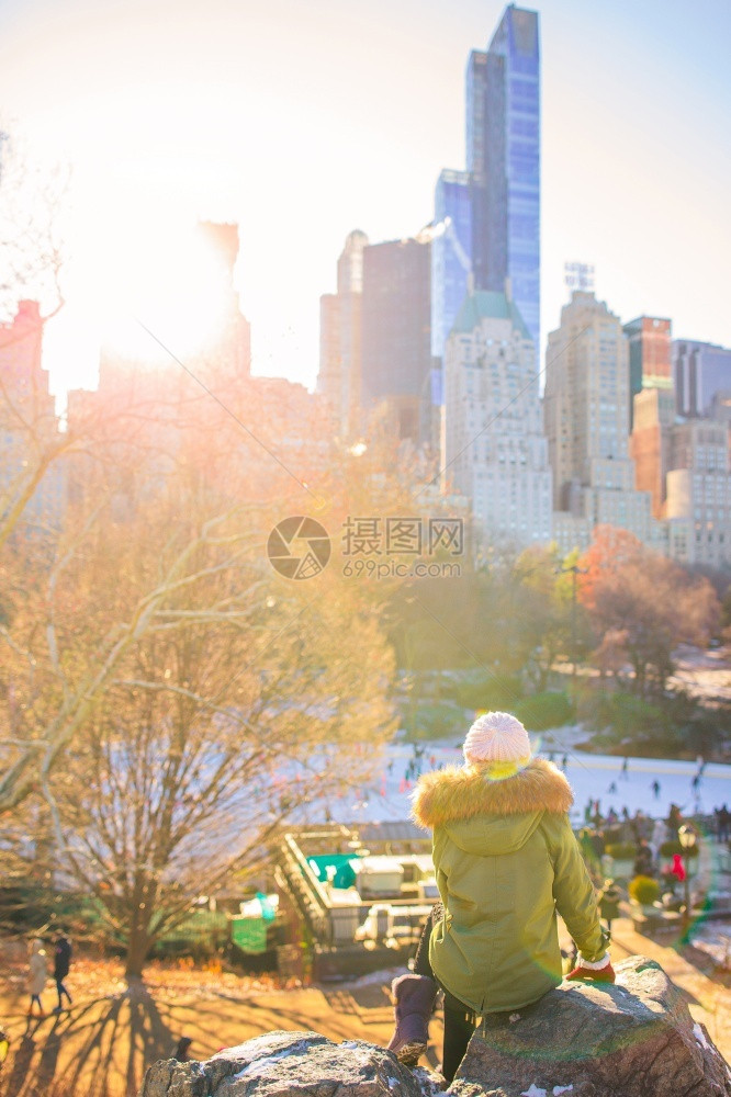 快乐的幸福纽约市中央公园和纽约曼哈顿的摩天大楼市中心公园的美貌女孩在纽约市中央公园的女主角圣诞节图片