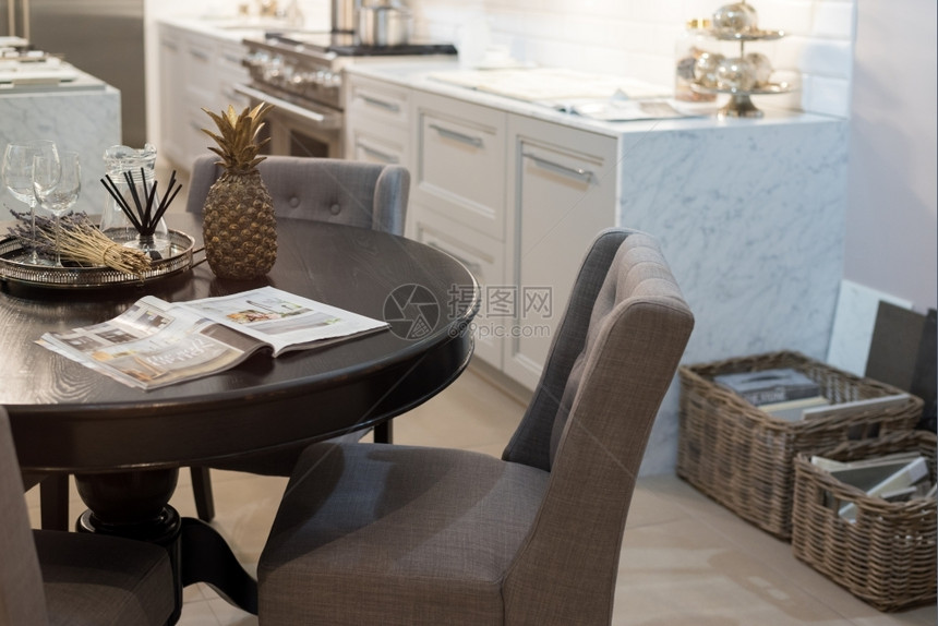 新的内阁圆形配有软椅子和圆木环桌的高级厨艺餐厅图片