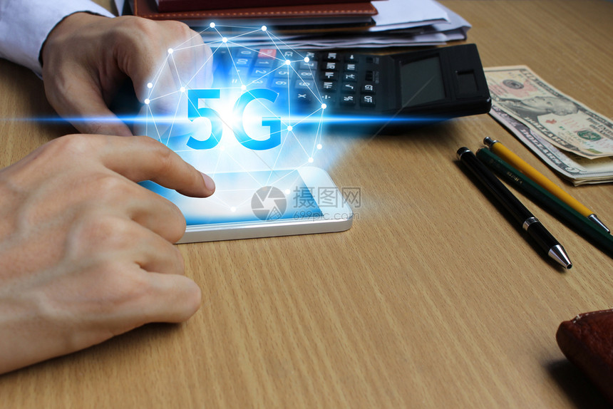 建造使用5G技术的智能手机网络并配有虚拟屏幕技术互联网5G全球络概念速度5克图片