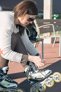 女人准备在公园滑冰娱乐休闲的轮滑运动员图片