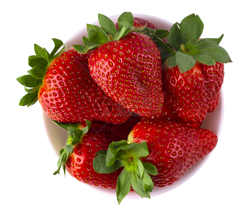 生的素食主义者栽培的白色碗上面有在白色背景上隔离的草莓里普贴近了图片